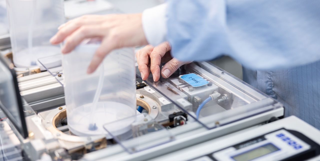 Händer som svetsar i ett plastlock.