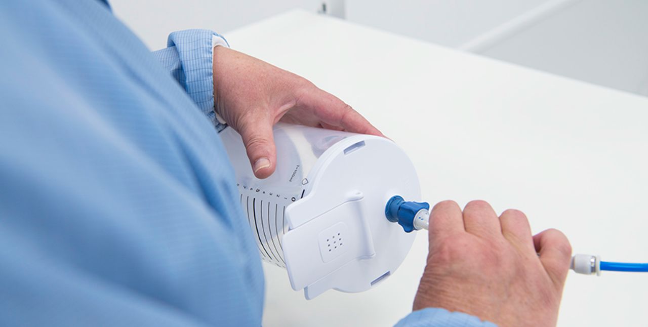 Närbild på händer som monterar en produkt.