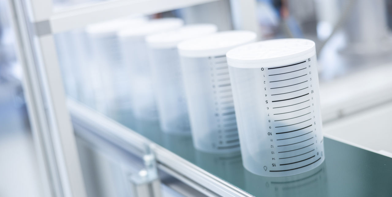 Närbild av plastbehållare