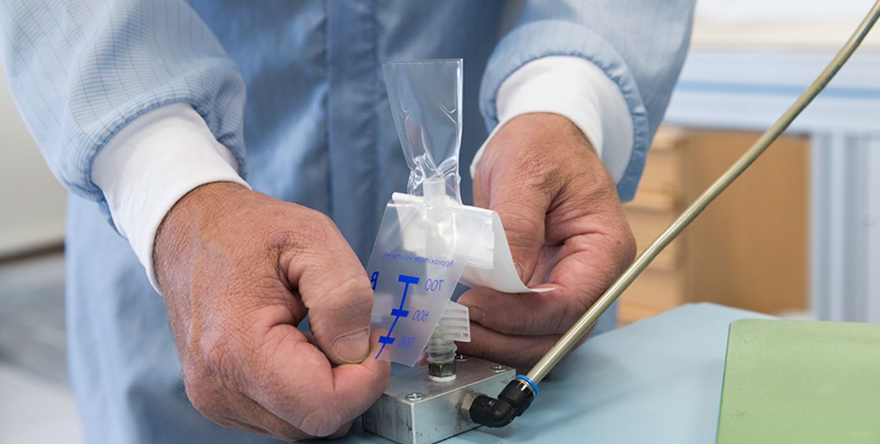 Händer testar en plastventil.